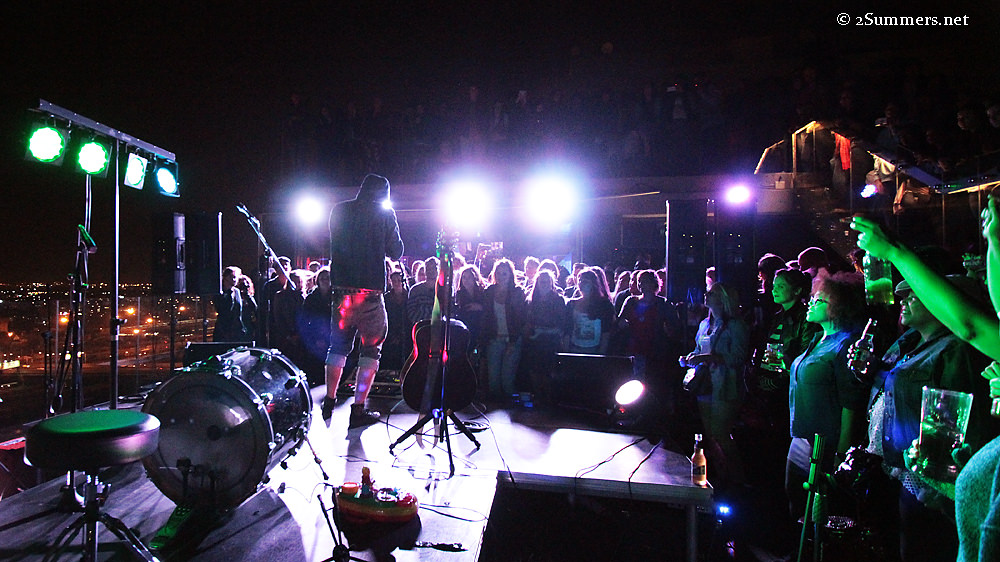 Jeremy Loops behind stage