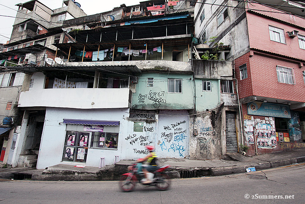 Moment 3 - Rosinha street