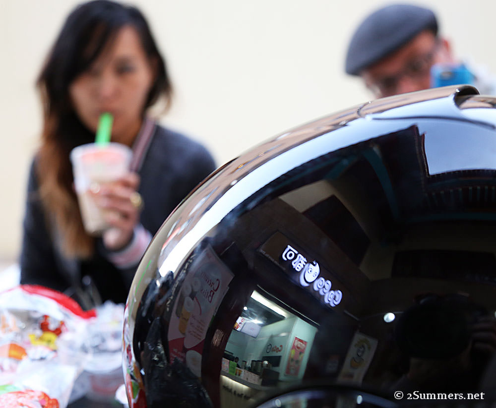 Bubble-tea-and-helmet