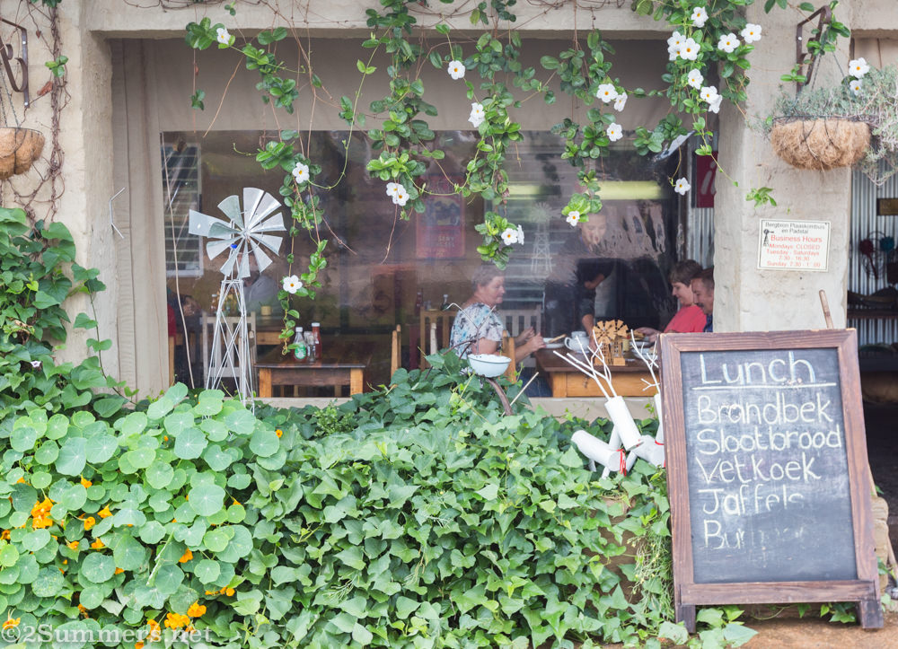Looking in at Bergbron Plaaskombuis