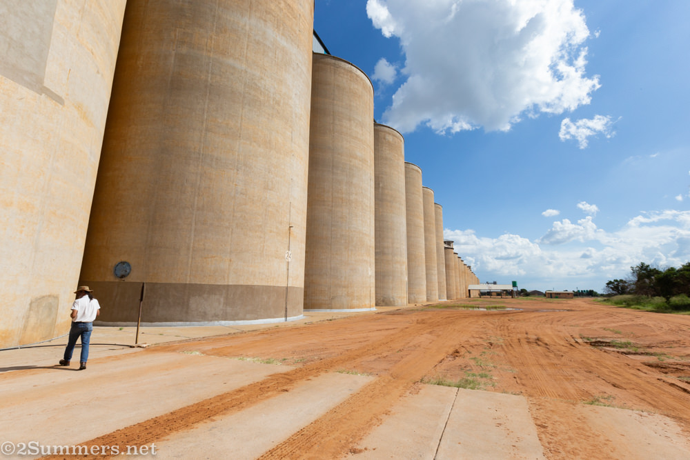Hennie in front of a maize silo