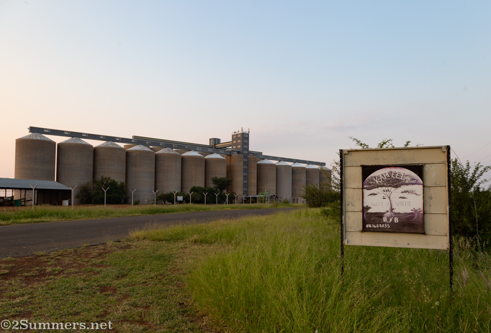 Kameel sign and maize silos