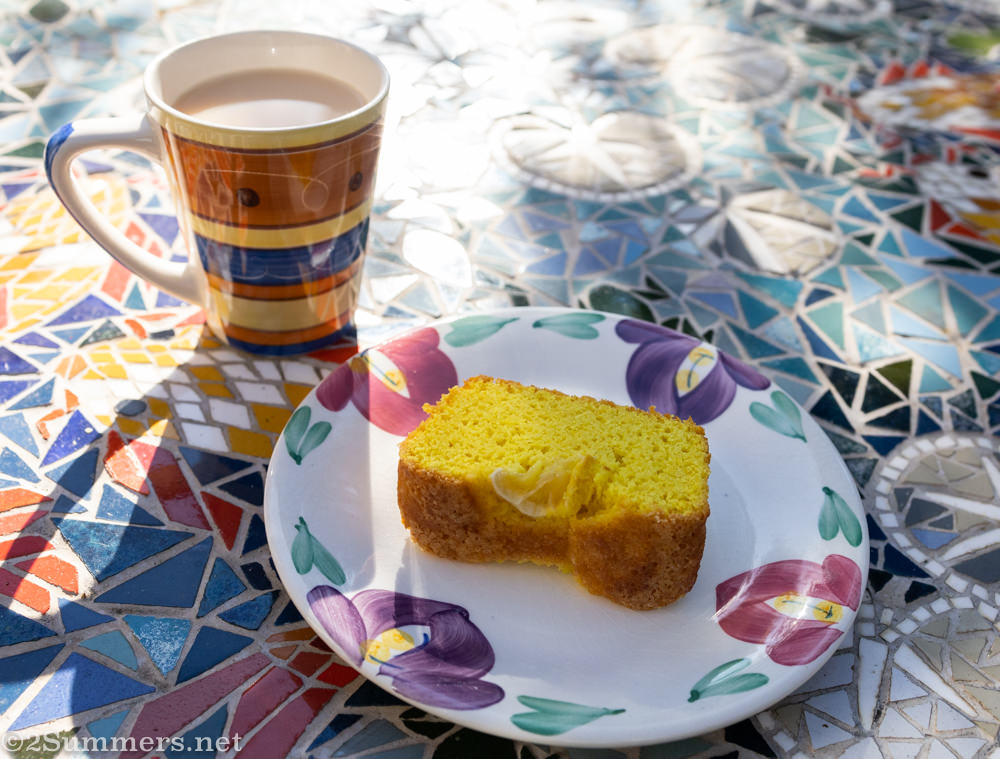 Lemon cake and tea