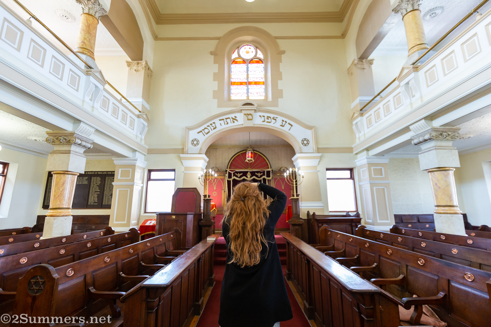 Anthea in the Lions Shul