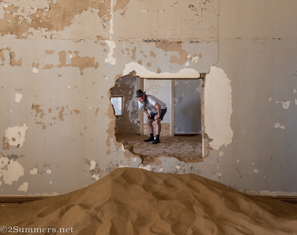 Thorsten waiving through a hole in the wall